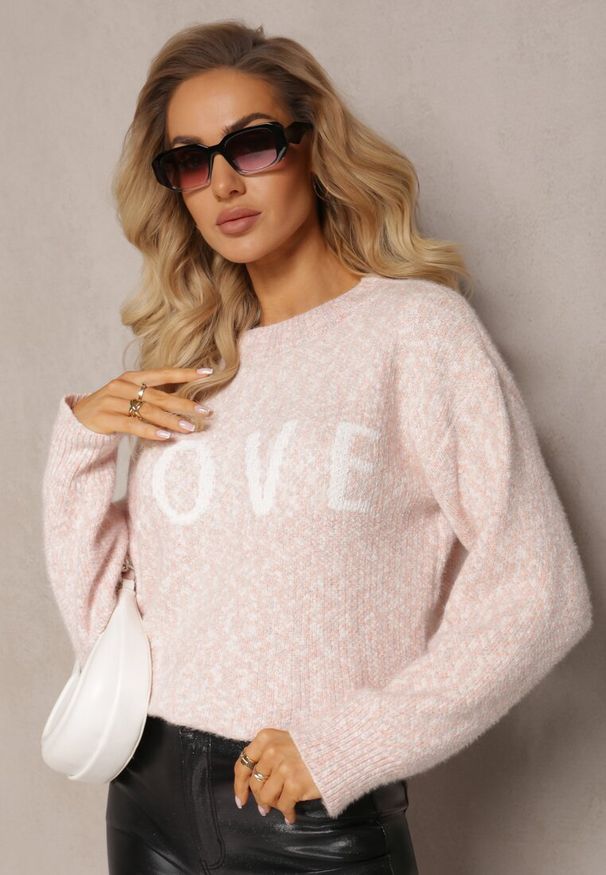 Renee - Różowy Sweter z Ozdobnym Napisem Wykończony Ściągaczami Minisoji. Kolor: różowy. Materiał: elastan, wiskoza. Wzór: napisy