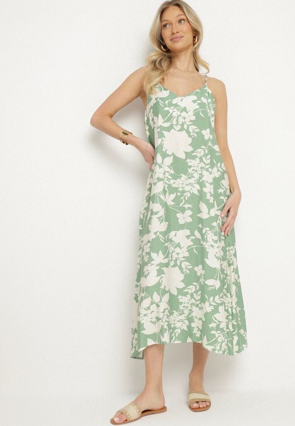 Born2be - Zielono-Kremowa Rozkloszowana Sukienka z Wiskozą w Kwiatowy Wzór Juliade. Okazja: na co dzień. Kolor: zielony. Materiał: wiskoza. Długość rękawa: na ramiączkach. Wzór: kwiaty. Sezon: lato. Styl: casual, elegancki