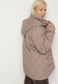 Born2be - Ciemnobeżowa Pikowana Kurtka z Kapturem i Ozdobnymi Suwakami Carnaye. Okazja: na co dzień, na spacer. Typ kołnierza: kaptur. Kolekcja: plus size. Kolor: beżowy. Materiał: jeans. Styl: sportowy, casual, elegancki #5