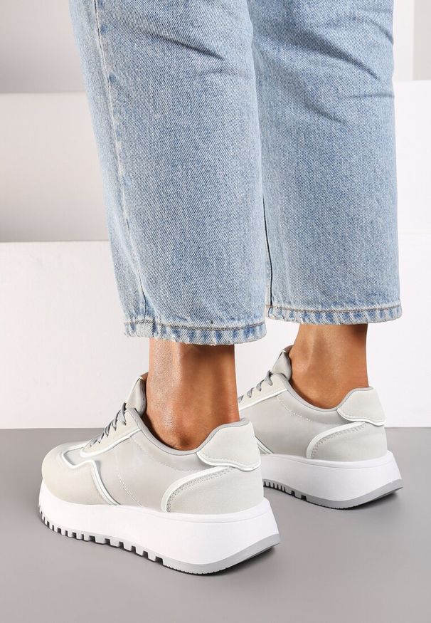 Renee - Szare Sneakersy na Płaskiej Podeszwie Ozdobione Geometrycznym Wzorem Erimaraes. Okazja: na co dzień. Zapięcie: sznurówki. Kolor: szary. Materiał: jeans. Wzór: aplikacja, geometria. Sezon: wiosna. Obcas: na płaskiej podeszwie