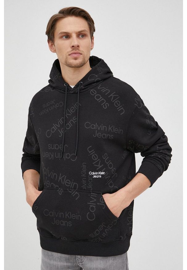 Calvin Klein Jeans bluza bawełniana męska kolor czarny z kapturem wzorzysta. Typ kołnierza: kaptur. Kolor: czarny. Materiał: bawełna