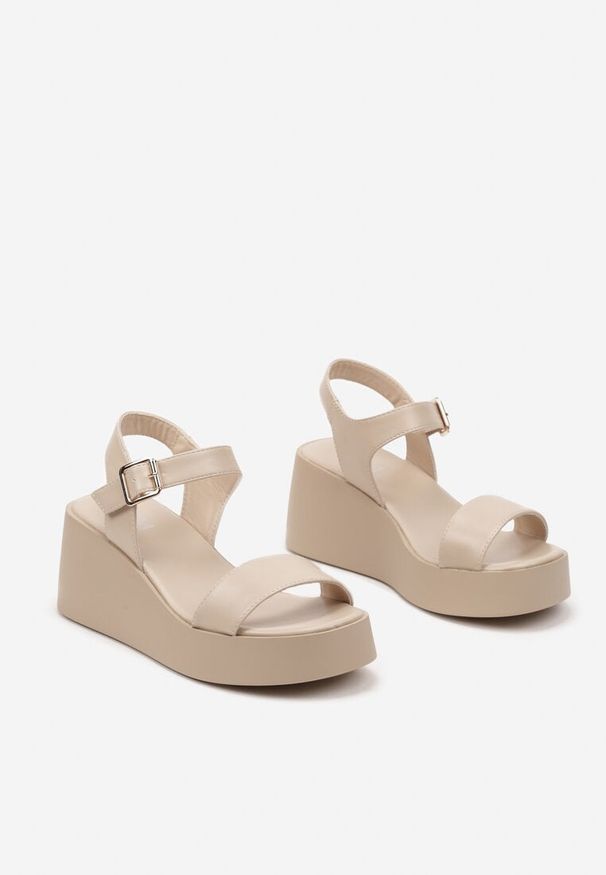 Renee - Beżowe Sandały na Koturnie w Eleganckim Stylu Zolvesa. Okazja: na co dzień. Zapięcie: klamry. Kolor: beżowy. Materiał: jeans. Obcas: na koturnie. Styl: elegancki
