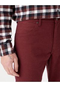 Wrangler - WRANGLER GREENSBORO MĘSKIE SPODNIE MATERIAŁOWE MATERIAŁ DAHLIA 112341456. Materiał: materiał #6