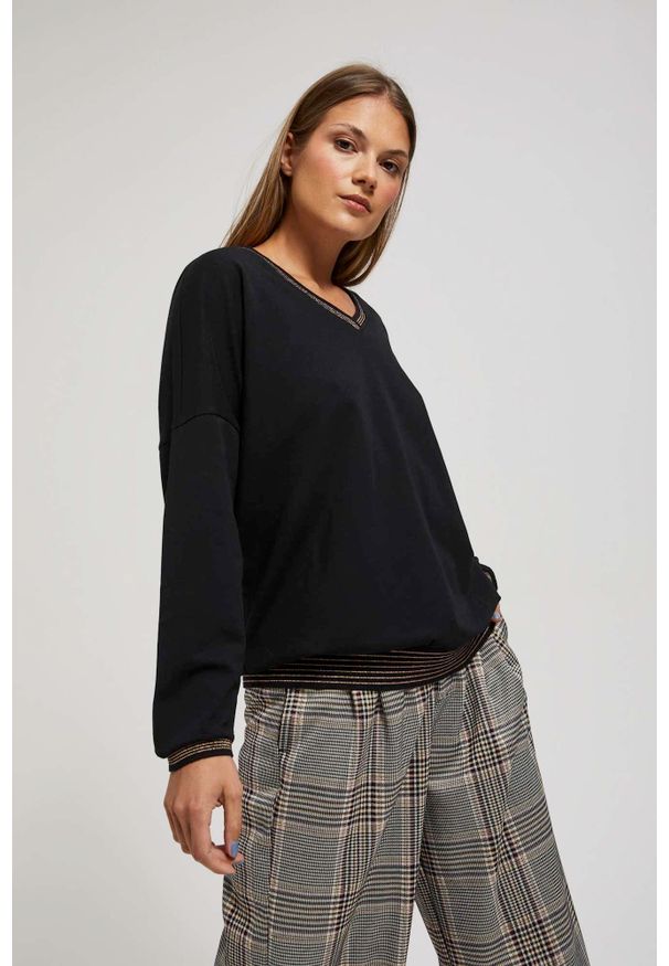 MOODO - Bluza z dekoltem w serek czarna. Typ kołnierza: dekolt w serek. Kolor: czarny. Materiał: bawełna, elastan