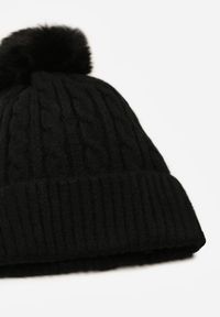 Renee - Czarna Czapka z Pomponem Zdobiona Warkoczowym Splotem Vetizare. Kolor: czarny. Wzór: aplikacja, ze splotem. Styl: casual, elegancki #2