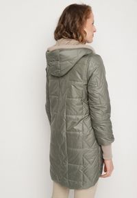 Born2be - Zielona Pikowana Kurtka z Kapturem i Przedłużonym Tyłem Tulara. Okazja: na co dzień. Typ kołnierza: kaptur. Kolor: zielony. Materiał: jeans. Wzór: aplikacja. Styl: casual, elegancki #8