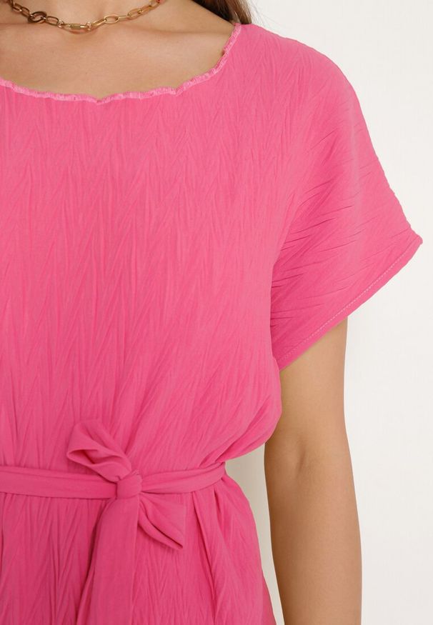 Born2be - Fuksjowa Sukienka z Krótkim Rękawem i Materiałowym Paskiem Ellata. Okazja: na co dzień, do pracy, na spotkanie biznesowe. Kolor: różowy. Materiał: materiał. Długość rękawa: krótki rękaw. Typ sukienki: proste. Styl: casual, biznesowy