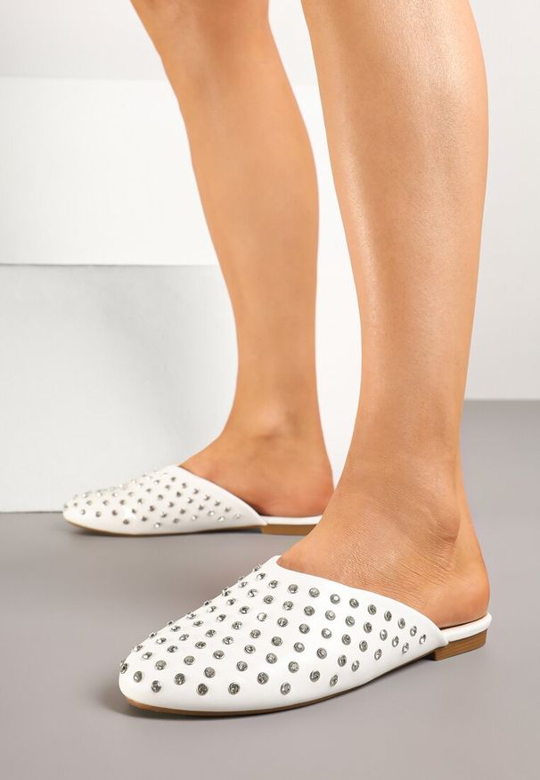 Renee - Białe Klapki Typu Mule z Cyrkoniowym Zdobieniem Firritis. Okazja: na co dzień. Kolor: biały. Materiał: jeans. Wzór: aplikacja. Obcas: na obcasie. Styl: casual. Wysokość obcasa: niski