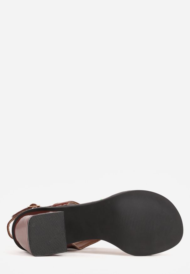 Born2be - Brązowe Sandały Japonki na Słupku z Biżuteryjną Ozdobą Uhryss. Okazja: na co dzień. Kolor: brązowy. Materiał: jeans. Wzór: aplikacja. Obcas: na słupku. Styl: elegancki, casual