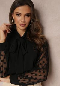 Renee - Czarna Koszula z Tiulowymi Rękawami i Ozdobnym Wiązaniem przy Dekolcie Alae. Kolor: czarny. Materiał: tiul. Styl: elegancki #5