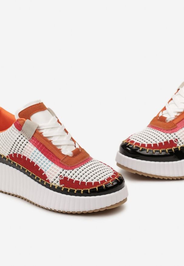 Renee - Biało-Pomarańczowe Sneakersy na Platformie Ozdobione Nitami i Patchworkowymi Wstawkami Jeneria. Kolor: biały. Wzór: aplikacja. Obcas: na platformie