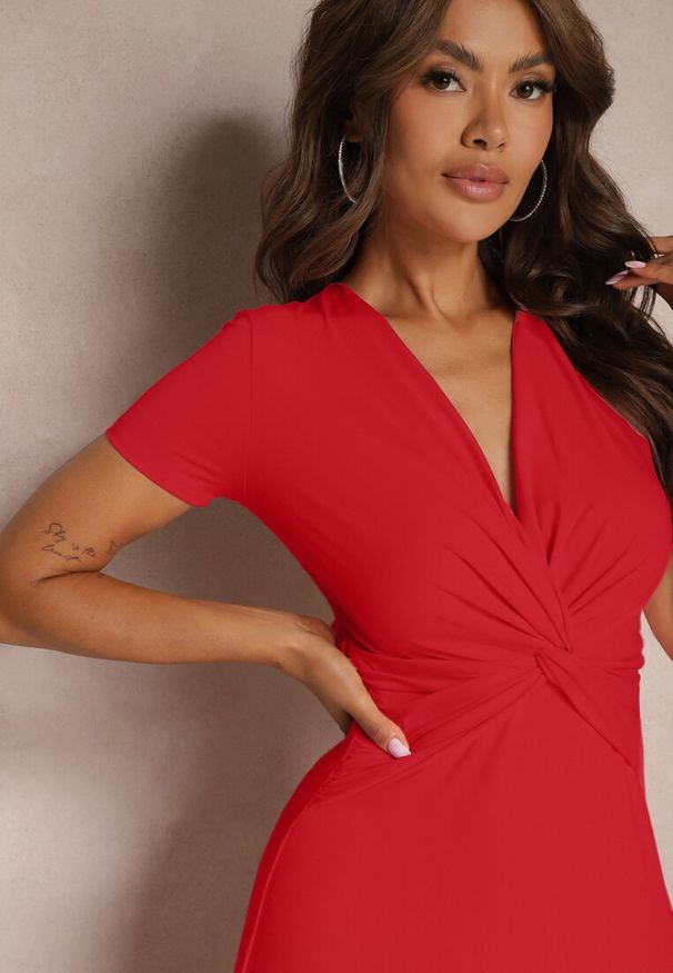Renee - Czerwona Sukienka o Taliowanym Kroju z Imitacją Węzła i Trójkątnym Dekoltem Telvitela. Kolor: czerwony. Materiał: tkanina, wiskoza. Styl: elegancki