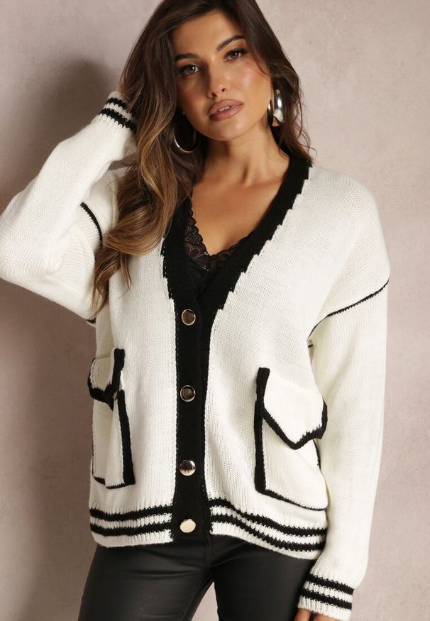 Renee - Biały Kardigan z Metalicznymi Guzikami i Ozdobnymi Lamówkami Abovza. Kolor: biały. Materiał: dzianina. Wzór: aplikacja