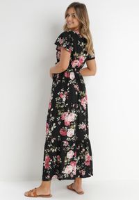 Born2be - Czarna Kopertowa Sukienka w Kwiatowy Wzór z Paskiem i Falbanką Thellippe. Typ kołnierza: dekolt kopertowy, dekolt w kształcie V. Kolor: czarny. Wzór: kwiaty. Typ sukienki: kopertowe. Materiał: tkanina. Długość rękawa: krótki rękaw. Sezon: lato. Styl: elegancki. Długość: maxi #6