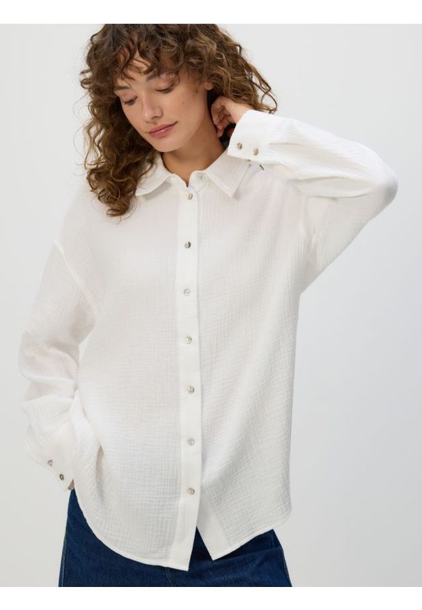 Reserved - Koszula oversize z bawełnianego muślinu - biały. Kolor: biały. Materiał: bawełna