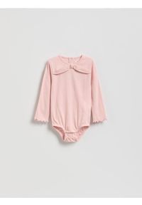 Reserved - Prążkowane body z aplikacją - pastelowy róż. Kolor: różowy. Materiał: prążkowany. Wzór: aplikacja