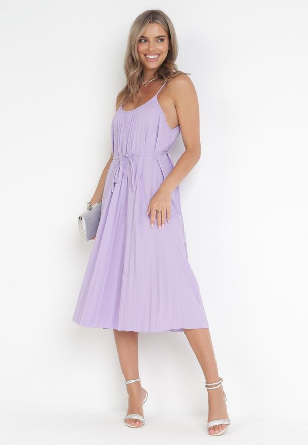 Born2be - Fioletowa Plisowana Sukienka Midi ze Sznurkiem w Talii Eidas. Kolor: fioletowy. Materiał: tkanina, materiał. Długość rękawa: na ramiączkach. Sezon: lato. Długość: midi