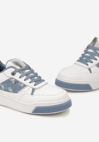Renee - Biało-Niebieskie Sneakersy na Prążkowanej Podeszwie Zdobione Jeansowymi Detalami Miraga. Kolor: biały. Materiał: jeans, prążkowany. Wzór: aplikacja #4