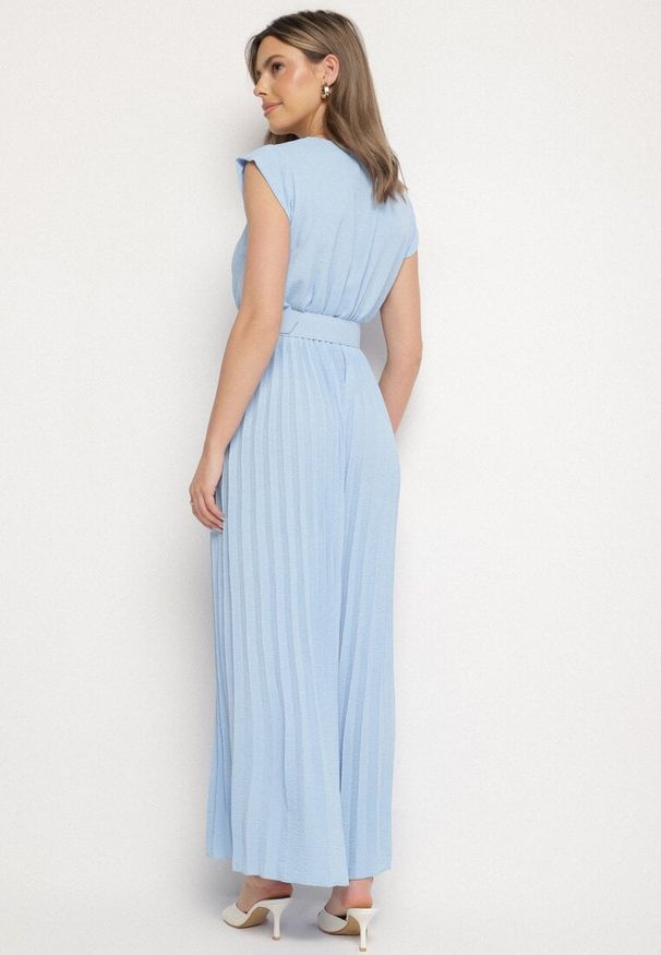Born2be - Jasnoniebieski Kombinezon o Kopertowym Kroju z Plisami i Paskiem w Talii Salivania. Okazja: na co dzień. Kolor: niebieski. Styl: elegancki, casual