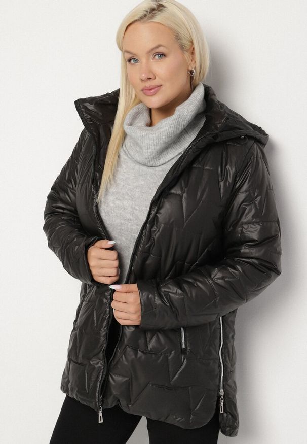 Born2be - Czarna Pikowana Kurtka z Kapturem w Klasycznym Stylu Mallissa. Okazja: na spacer. Typ kołnierza: kaptur. Kolekcja: plus size. Kolor: czarny. Materiał: jeans. Wzór: aplikacja. Styl: klasyczny