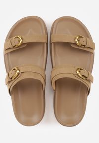 Born2be - Ciemnobeżowe Klapki z Dwoma Paskami i Klamrami Cevinra. Okazja: na co dzień. Kolor: beżowy. Sezon: lato. Styl: casual, elegancki #3