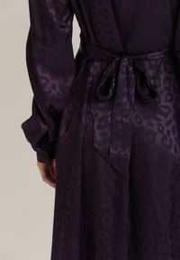 Renee - Fioletowa Sukienka Adopheia. Okazja: na imprezę. Kolor: fioletowy. Materiał: materiał. Długość rękawa: długi rękaw. Typ sukienki: kopertowe #4