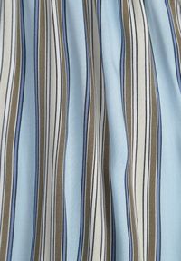 Born2be - Niebieski Wiskozowy Kombinezon z Guzikami przy Dekolcie i Elastyczną Gumką w Talii Tinaleias. Okazja: na co dzień, do pracy. Kolor: niebieski. Materiał: wiskoza. Długość: długie. Wzór: aplikacja. Styl: casual, klasyczny #3