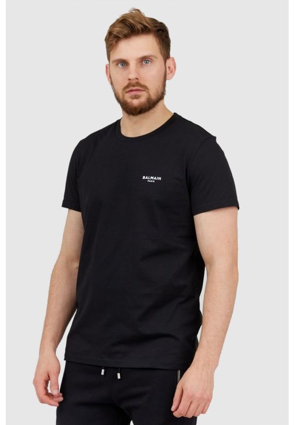 Balmain - BALMAIN Czarny t-shirt męski z małym aksamitnym logo. Kolor: czarny