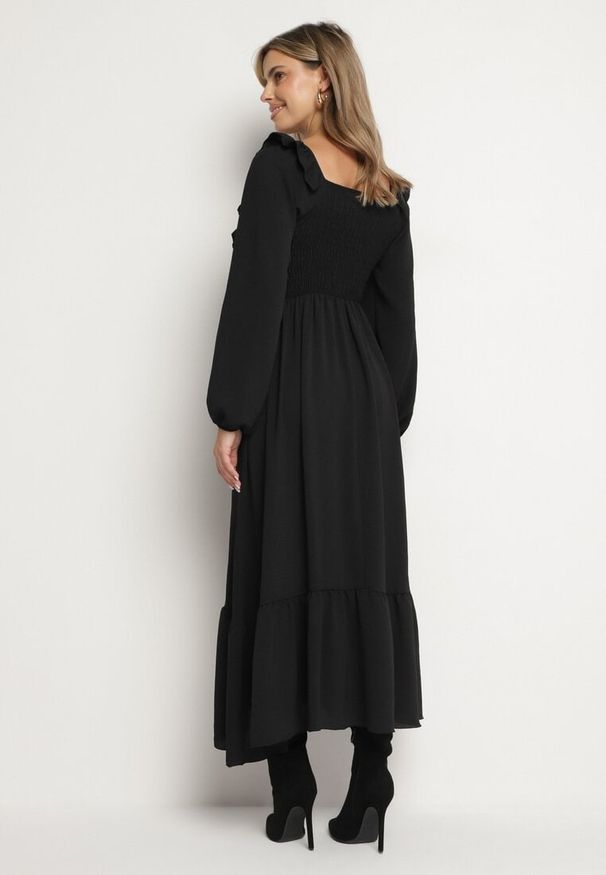Born2be - Czarna Sukienka Długa Rozkloszowana z Ozdobnymi Falbankami Ferellia. Typ kołnierza: kołnierz z falbankami. Kolor: czarny. Materiał: jeans, materiał. Typ sukienki: rozkloszowane. Długość: maxi