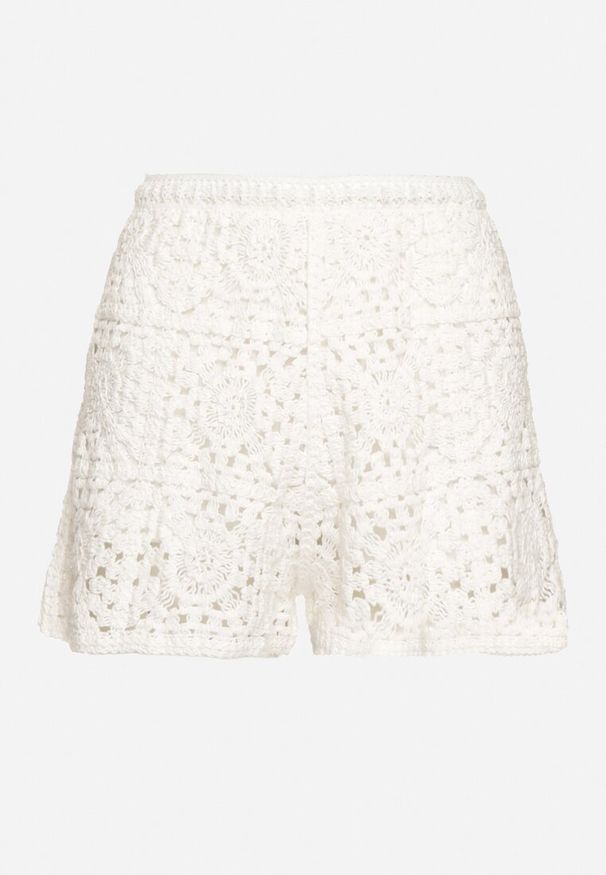Born2be - Białe Ażurowe Szorty z Bawełną i Wysokim Stanem Dlindra. Okazja: na co dzień. Stan: podwyższony. Kolor: biały. Materiał: bawełna. Długość: krótkie. Wzór: ażurowy. Sezon: lato. Styl: casual, elegancki