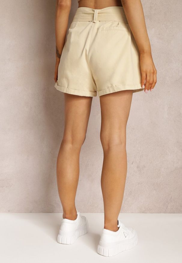 Renee - Beżowe Szorty High Waist z Bawełny Ozdobione Paskiem z Klamrą Dasslina. Stan: podwyższony. Kolor: beżowy. Materiał: bawełna. Wzór: aplikacja