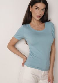 Born2be - Jasnoniebieski Prążkowany T-shirt Ozdobiony po Bokach Marszczeniem Nedisa. Okazja: na co dzień. Kolor: niebieski. Materiał: prążkowany. Wzór: aplikacja. Styl: casual #4