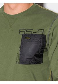 Ombre Clothing - Longsleeve męski z kieszonką - oliwkowy V1 L130 - XXL. Kolor: oliwkowy. Materiał: tkanina, bawełna, materiał. Długość rękawa: długi rękaw. Wzór: kropki #4