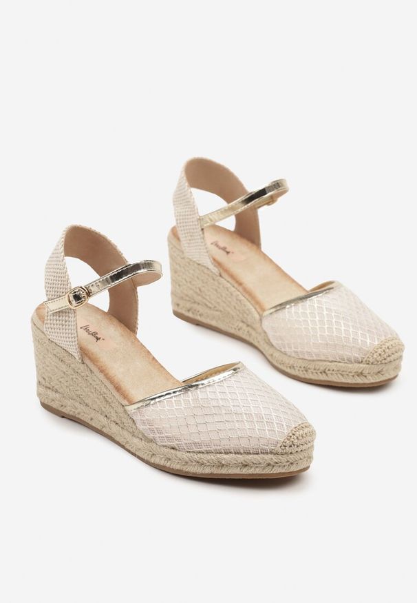 Renee - Złote Sandały w Stylu Espadryli z Plecionką i Siateczką Meranella. Okazja: na spacer, na co dzień. Nosek buta: otwarty. Zapięcie: pasek. Kolor: złoty. Sezon: wiosna, lato. Obcas: na obcasie. Styl: elegancki, casual. Wysokość obcasa: średni