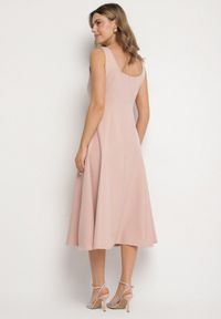 Born2be - Różowa Klasyczna Sukienka o Rozkloszowanym Kroju Delure. Okazja: na imprezę. Typ kołnierza: dekolt kwadratowy. Kolor: różowy. Wzór: aplikacja. Styl: klasyczny #4