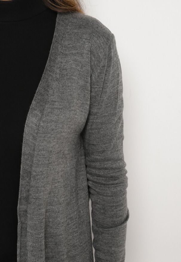 Born2be - Ciemnoszary Niezapinany Kardigan z Kieszeniami Wsuwanymi Sartella. Okazja: na spotkanie biznesowe, do pracy, na co dzień. Kolor: szary. Materiał: jeans. Długość rękawa: długi rękaw. Długość: długie. Styl: biznesowy, klasyczny, elegancki, casual