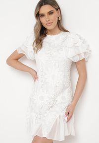 Born2be - Biała Sukienka Mini z Koronkowymi Wstawkami i Falbankami Soffiana. Okazja: na co dzień, na imprezę. Typ kołnierza: kołnierz z falbankami. Kolor: biały. Materiał: koronka. Długość rękawa: krótki rękaw. Wzór: koronka. Styl: casual, elegancki. Długość: mini #6