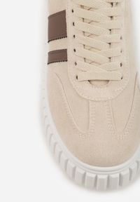 Renee - Beżowe Sneakersy na Tłoczonej Platformie Ozdobione Dwoma Paskami Hesaia. Okazja: na co dzień. Zapięcie: pasek. Kolor: beżowy. Materiał: jeans. Wzór: aplikacja. Obcas: na platformie #8