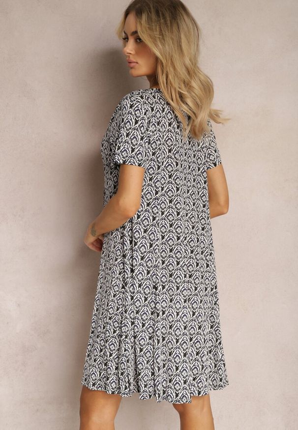Renee - Czarno-Biała Wiskozowa Sukienka o Rozkloszowanym Fasonie z Ornamentalnym Wzorem Jasminas. Kolor: czarny. Materiał: wiskoza. Styl: boho