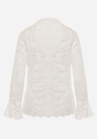 Renee - Beżowy Bluzka z Koronki Ozdobiona Rozkloszowanymi Rękawami i Falbanką na Dole Sanovia. Okazja: na co dzień. Kolor: beżowy. Materiał: koronka. Wzór: aplikacja, koronka. Styl: elegancki, casual #7