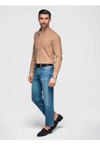 Ombre Clothing - Lniana koszula męska ze stójką i kieszenią REGULAR FIT – jasnobrązowa V7 - Rozmiar: M. Okazja: na co dzień. Typ kołnierza: kołnierzyk stójkowy. Kolor: brązowy. Materiał: len. Długość rękawa: długi rękaw. Długość: długie. Sezon: wiosna, lato. Styl: casual