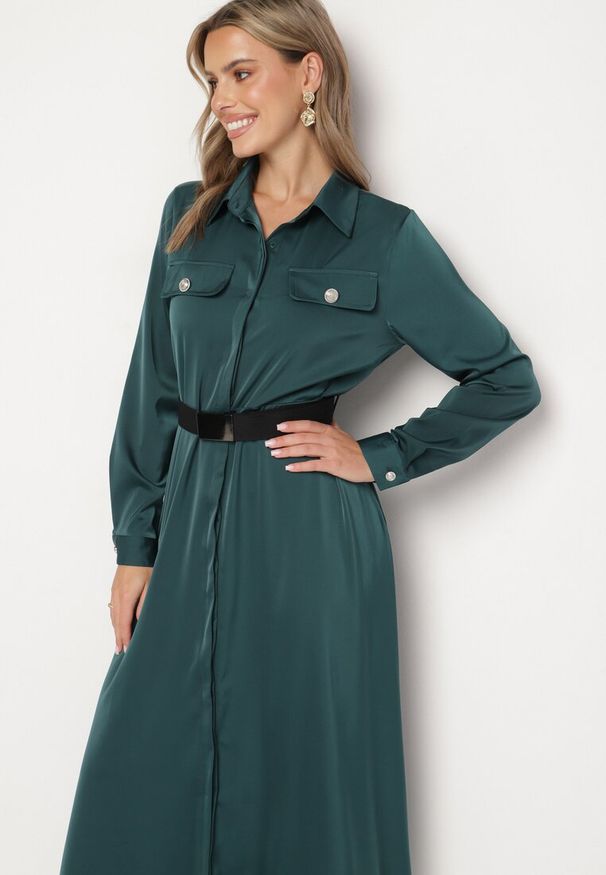 Born2be - Zielona Sukienka Szmizjerka z Satyny Ozdobiona Paskiem i Imitacjami Kieszeni Vamilea. Okazja: na co dzień. Kolor: zielony. Materiał: satyna. Wzór: aplikacja. Typ sukienki: szmizjerki. Styl: casual, elegancki, klasyczny