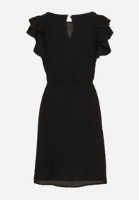 Renee - Czarna Rozkloszowana Sukienka z Falbankami przy Rękawach Wiązana w Talii Paskiem Rissada. Okazja: na imprezę. Typ kołnierza: kołnierz z falbankami. Kolor: czarny. Typ sukienki: rozkloszowane #6