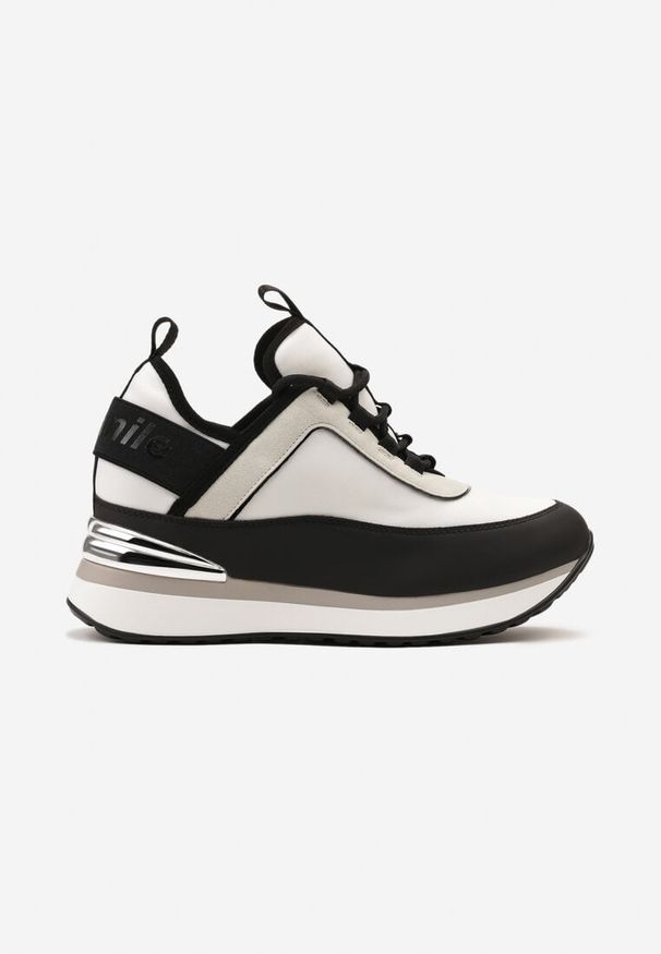 Born2be - Czarno-Białe Sneakersy na Ukrytym Koturnie z Metaliczną Blaszką i Napisem Yenavra. Okazja: na spacer, na co dzień. Kolor: czarny. Wzór: napisy. Obcas: na koturnie. Sport: turystyka piesza