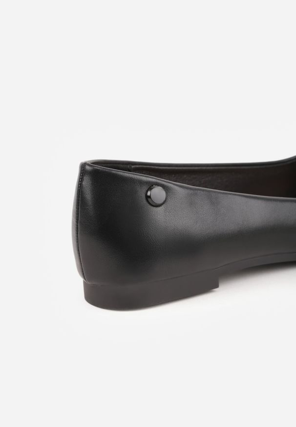 Renee - Czarne Balerinki z Kwadratowym Noskiem i Metalową Ozdobą z Cyrkoniami Asikharei. Okazja: na co dzień. Kolor: czarny. Materiał: jeans, satyna. Wzór: aplikacja. Styl: elegancki, klasyczny, casual