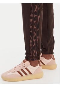 Adidas - adidas Spodnie dresowe Seasonal Essentials Leopard Print KA4720 Brązowy Regular Fit. Kolor: brązowy. Materiał: bawełna. Wzór: nadruk #2