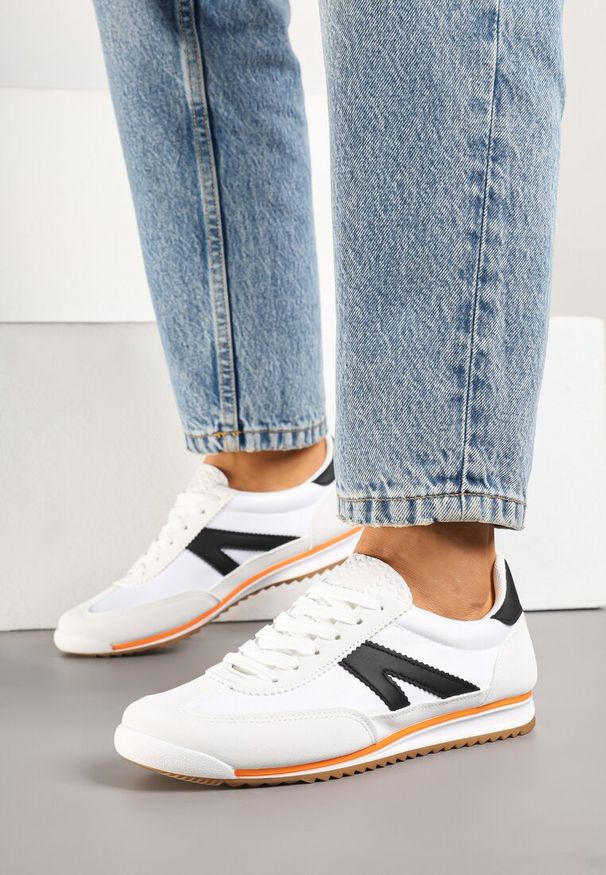 Renee - Białe Sneakersy z Geometrycznym Wzorem Zoloti. Okazja: na co dzień. Zapięcie: sznurówki. Kolor: biały. Wzór: geometria