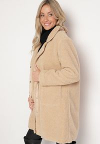 Born2be - Ciemnobeżowy Futrzany Płaszcz Ozdobiony Kieszeniami Mortisa. Okazja: na co dzień. Kolor: beżowy. Materiał: futro. Wzór: aplikacja. Styl: elegancki, casual