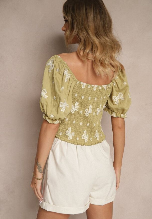 Renee - Zielona Bluzka w Hafty-Kokardki z Bufkami w Ramionach Efravina. Okazja: na co dzień, na spotkanie biznesowe, na imprezę. Typ kołnierza: kokarda. Kolor: zielony. Materiał: jeans. Wzór: haft. Sezon: lato. Styl: casual, biznesowy, elegancki