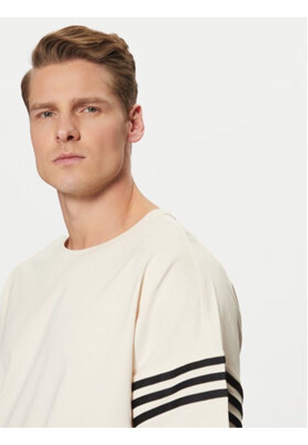 Adidas - adidas T-Shirt Neuclassics JC9933 Écru Regular Fit. Materiał: bawełna